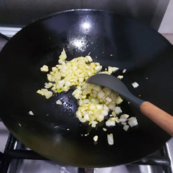 Tumis bawang putih dan bawang bombay dengan 1 sdm margarin sampai harum.