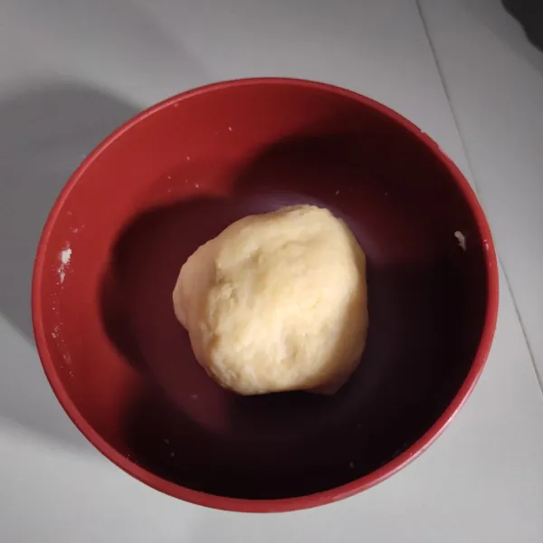 Diamkan di wadah tertutup, simpan di chiller sambil membuat bahan isian.