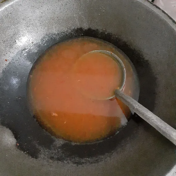 Tuangkan 200 ml air, aduk rata dan masak hingga mendidih.