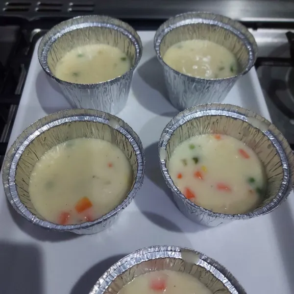 Tuang cream soup ke dalam mangkok sup/ almunium foil hingga ¾ bagian.
