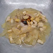 Tambahkan air, bumbui merica bubuk, kecap manis, kaldu jamur, gula pasir dan garam. Aduk sampai rata sambil koreksi rasa sesuai selera. Masak sampai bumbu meresap dan kuah sedikit menyusut.