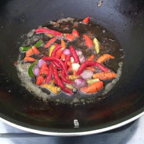 Goreng cabe merah, bawang merah dan bawang putih hingga layu.