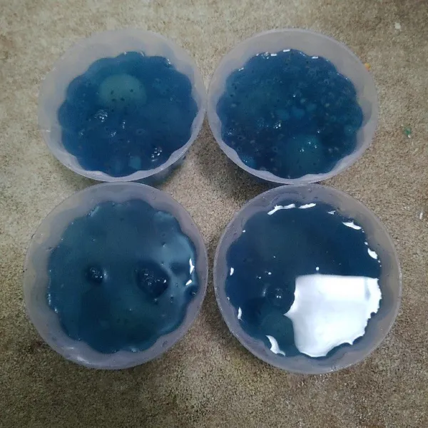 Lalu tambahkan puding blueberry dan dinginkan.