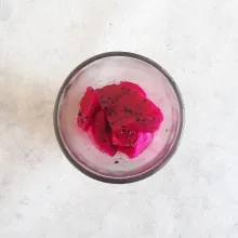 Potong-potong buah naga lalu masukkan ke dalam gelas.