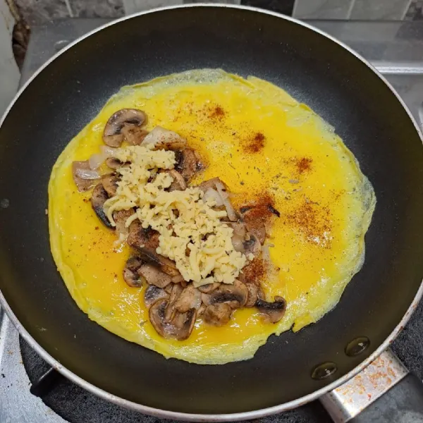 Beri isian tumisan jamur, taburan paprika bubuk, keju quick melt dan taburan italian mix herb.