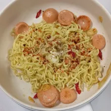 Masukkan mie, beri bumbu dan chili flakes.