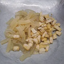 Masukkan kikil dan tahu.