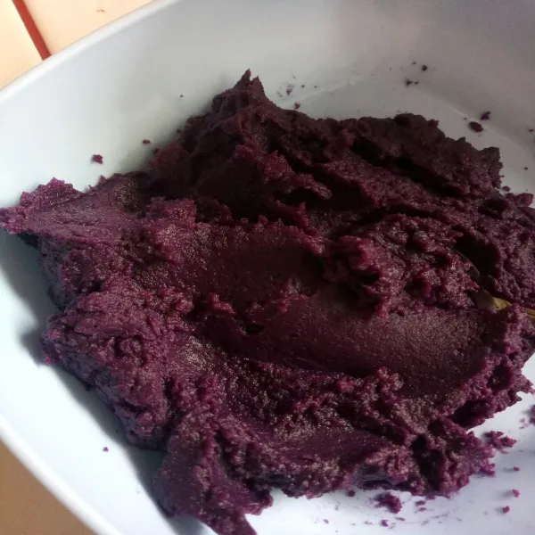 Blender ubi ungu dengan 50 ml air sampai halus.
