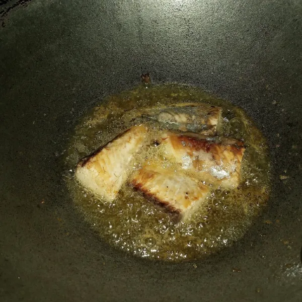 Panaskan minyak, goreng ikan setengah matang, angkat dan sisihkan.