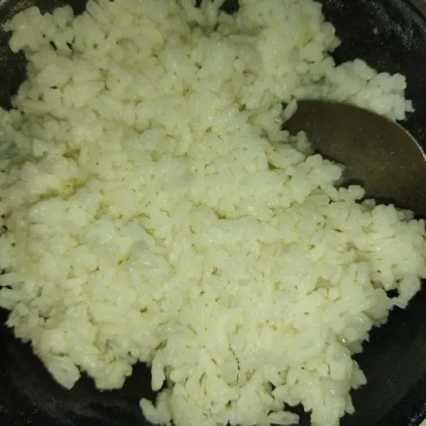 Campur nasi dengan 1 sdm sushi seasoning, aduk rata.