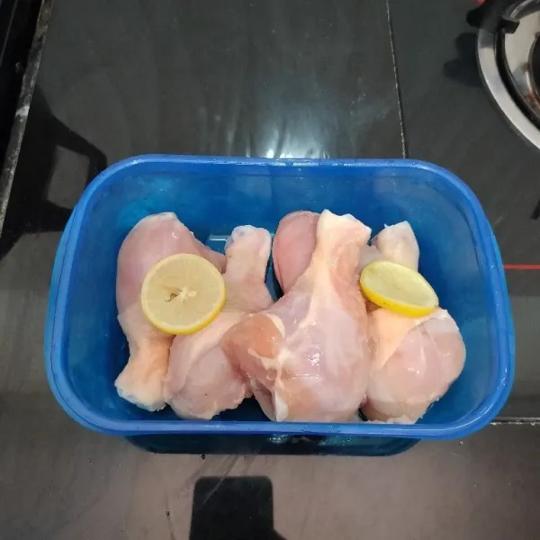 Bersihkan paha ayam lalu beri air perasan jeruk nipis, remas perlahan lalu cuci bersih.