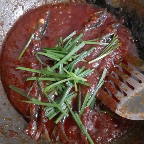 Masukkan potongan daun kucai, aduk rata dan sajikan!