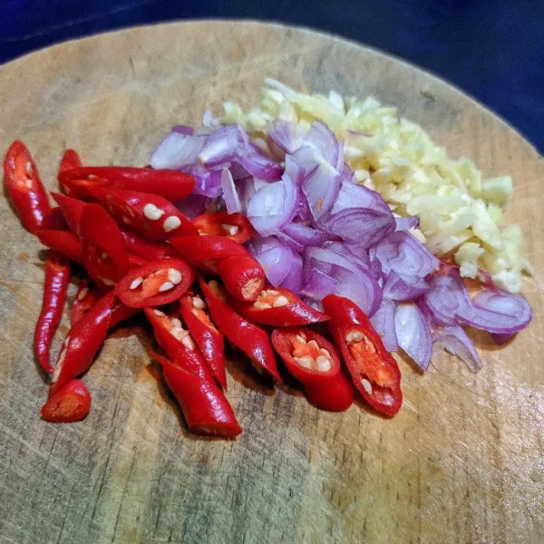 Iris bawang merah, bawang putih dan cabai.