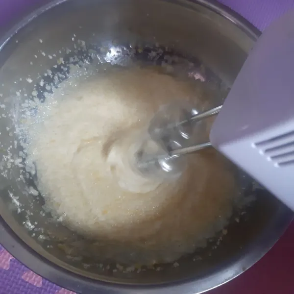 Mixer gula dan telur hingga kental berjejak.
