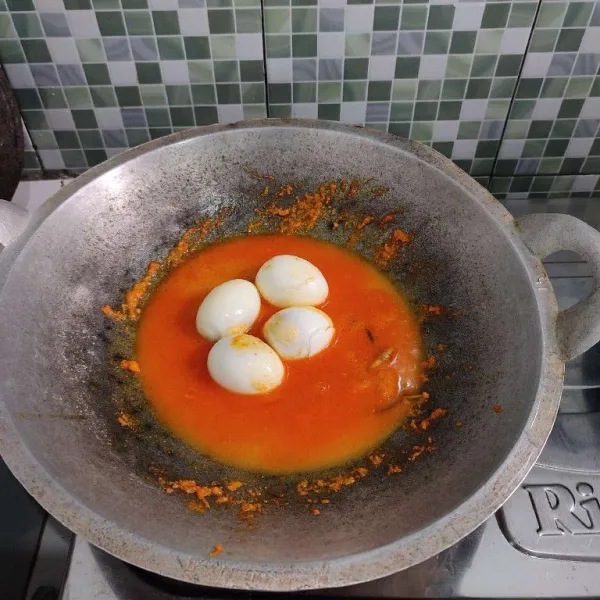 Setelah itu masukkan telur rebus.