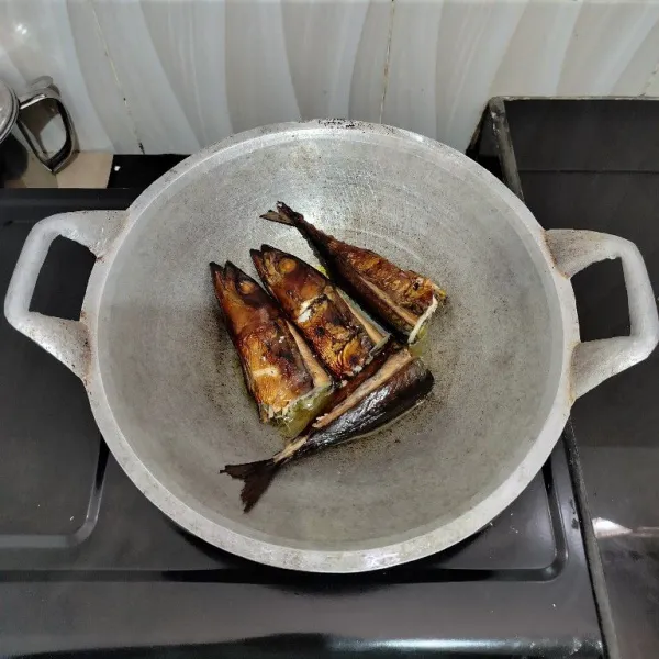 Lalu goreng dalam minyak panas cukup sebentar saja. Sisihkan.