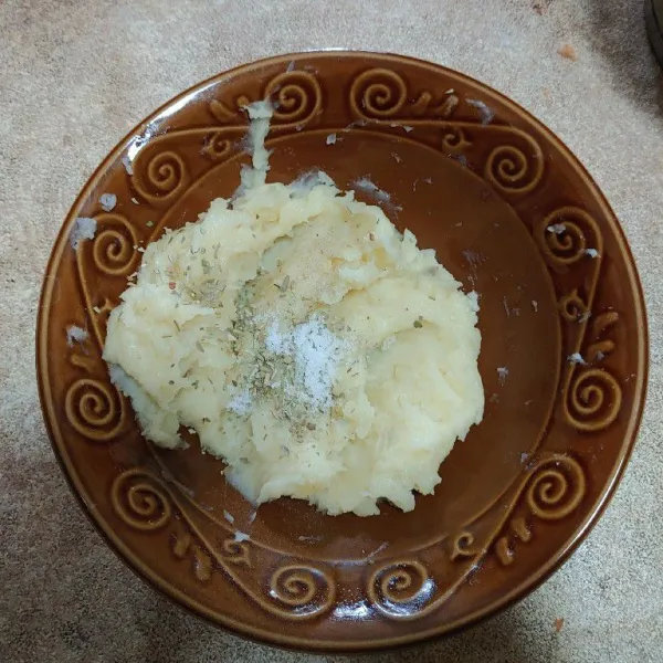 Haluskan kentang menggunakan wishk (saya menggunakan sendok nasi) lalu tambahkan garam, lada bubuk dan oregano, aduk kembali hingga rata.