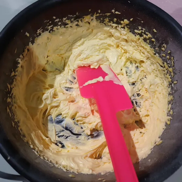 Campurkan butter, margarin, kuning telur, vanila bubuk dan gula halus. Blender kurang lebih 1 menit.