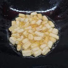 Potong tahu bentuk dadu, goreng sampai matang. Angkat dan sisihkan.