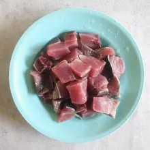 Potong dadu ikan tuna, cuci bersih lalu tiriskan.