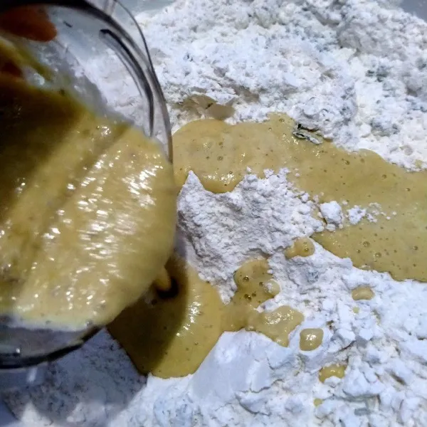 Blender bumbu halus dengan telur, kemudian masukkan ke dalam bahan tepung, aduk rata.