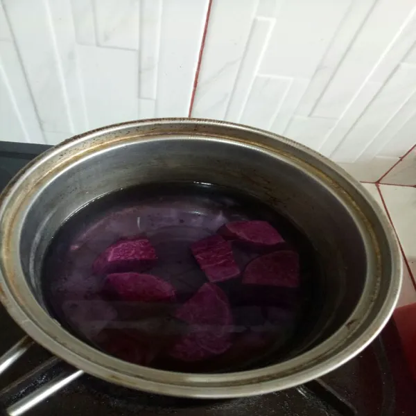 Rebus ubi ungu hingga matang, tiriskan.