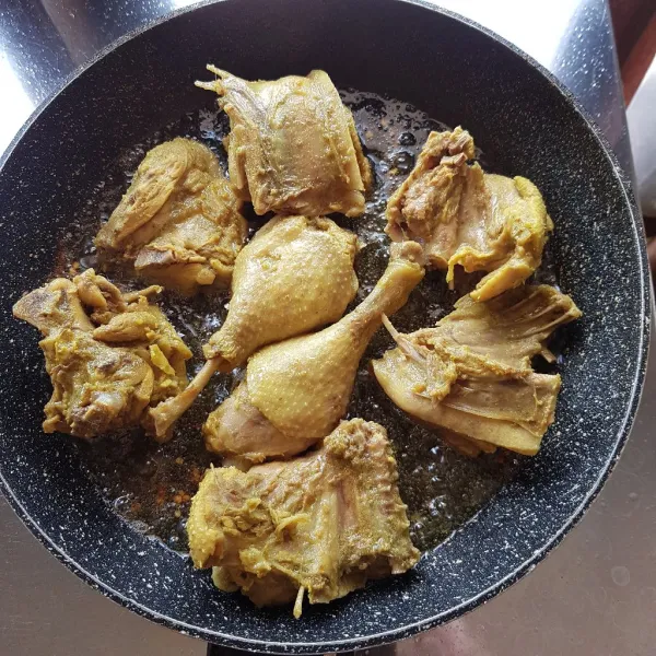 Goreng bebek dalam minyak panas hingga kuning kecoklatan. Angkat dan tiriskan. Bebek goreng siap disajikan dengan sambal asinnya.