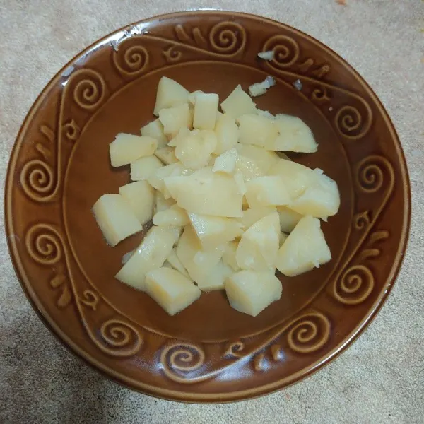 Kupas kentang lalu kukus selama 15 menit atau sampai empuk.