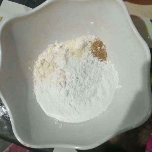 Campurkan semua bahan adonan tepung.