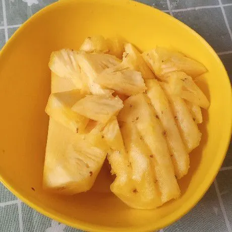 Siapkan buah nanas. Kupas kemudian potong-potong kecil sesuai selera.