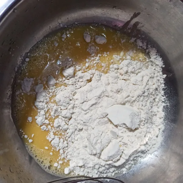 Campur tepung terigu, tepung kanji, dan telur. Aduk rata.