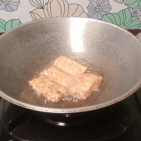 Siapkan tempe. Potong-potong sesuai selera. Marinasi dengan garam saja. Kemudian goreng sampai matang. Tiriskan.