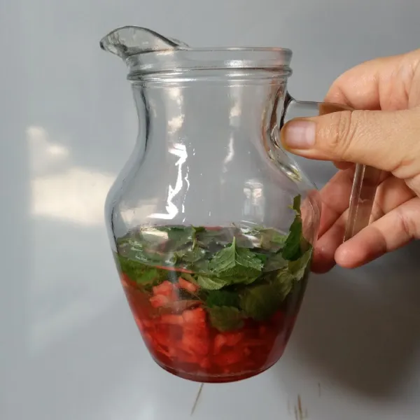 Siapkan jar, masukkan strawberry, daun mint yang sudah diremas dan perasan jeruk nipis, aduk rata.