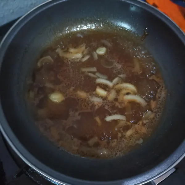 Beri air, gula dan garam secukupnya. Tes rasanya.
