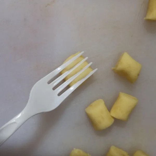 Potong sekitar 2-3 cm, lalu tekan perlahan dengan garpu.