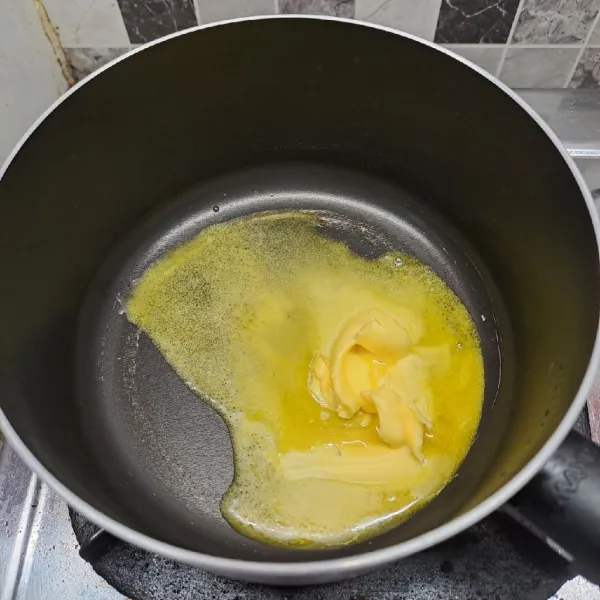 Lelehkan margarin.