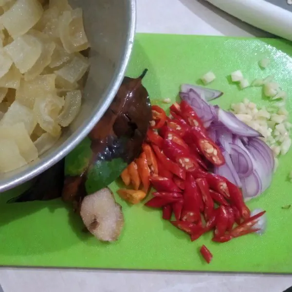 Siapkan bahan lainnya, cincang bawang putih, iris - iris bawang merah, cabe, dan potong potong kotak kikil.