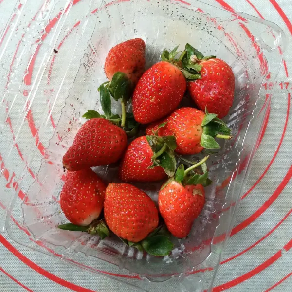 Pilih strawberry yang tanpa cacat dan masih segar. Ukuran besar biasanya lebih manis.