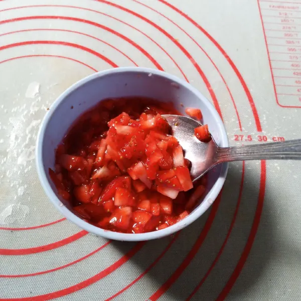 Bubuhi gula, aduk rata, diamkan 5 menit atau lebih sampai keluar jus dari strawberry. Tekan-tekan dengan punggung sedok untuk membantu lebih banyak jus.