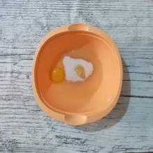 Siapkan wadah, masukkan telur, SP, gula pasir, dan vanili. Mixer dengan kecepatan tinggi hingga mengembang putih berjejak.