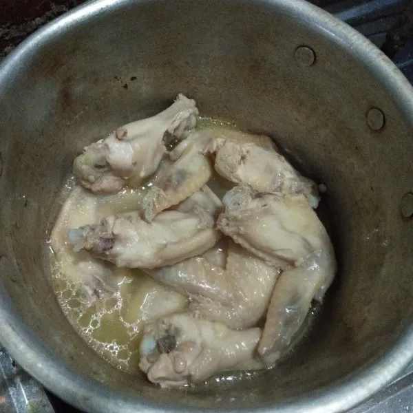 Cuci ayam terlebih dahulu, lalu rebus hingga empuk.