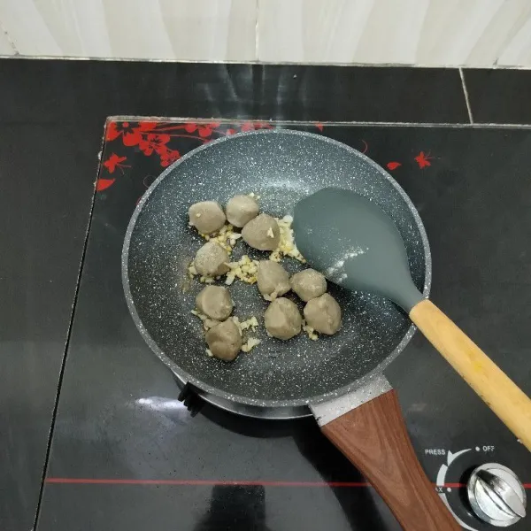 Lalu masukkan bakso sapi, aduk rata.