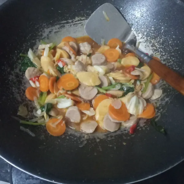 Bumbui dengan garam, kaldu bubuk, saus tiram, saus tomat dan saus sambal. Aduk rata dan masak hingga wortel empuk.