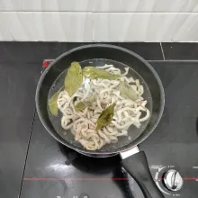 Setelah itu rebus usus ayam dengan air dan daun salam hingga usus empuk lalu angkat dan tiriskan.
