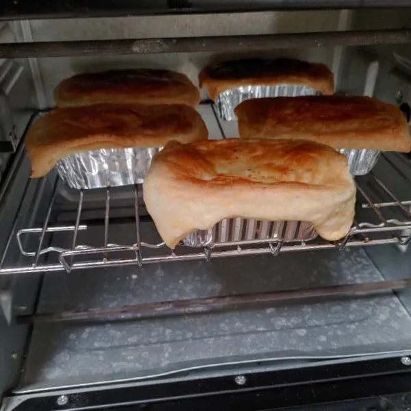 Tutup dengan kulit pastry, beri taburan oregano dan panggang selama 20 menit dengan suhu 180°c dengan api atas bawah.