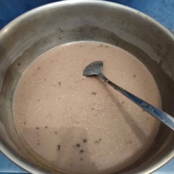 Sambil menunggu dingin, masukkan susu cair uht lalu tambahkan agar-agar putih susu milo dan gula pasir aduk sampai rata, masak hingga matang.