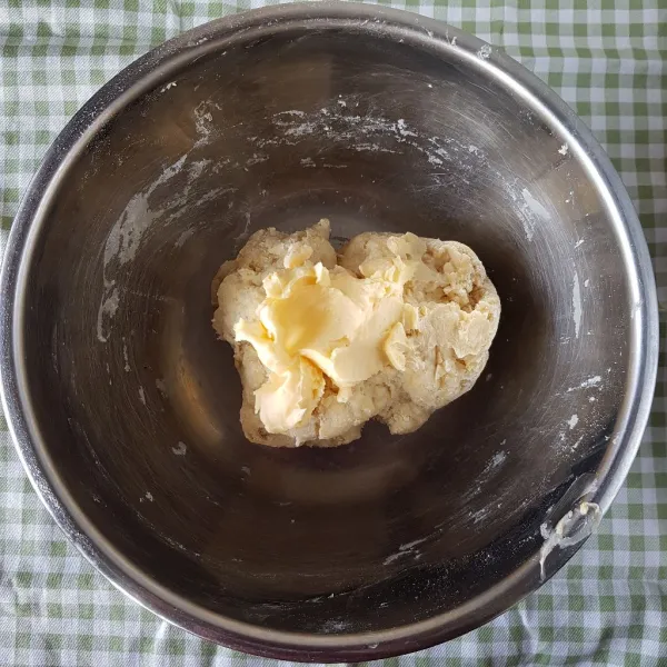 Tambahkan margarin, ulen kembali hingga kalis. Bulatkan,tutup wadah dengan kain bersih dan istirahatkan adonan selama 1 jam.