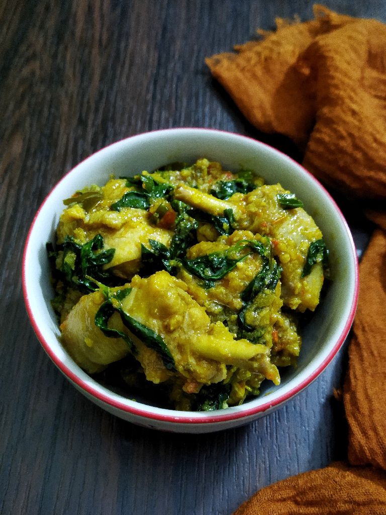 Proses pembuatan bumbu Ayam Rica-Rica dengan cabai merah dan bawang merah