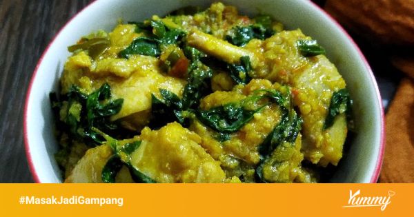 Proses pembuatan bumbu Ayam Rica-Rica dengan cabai merah dan bawang merah
