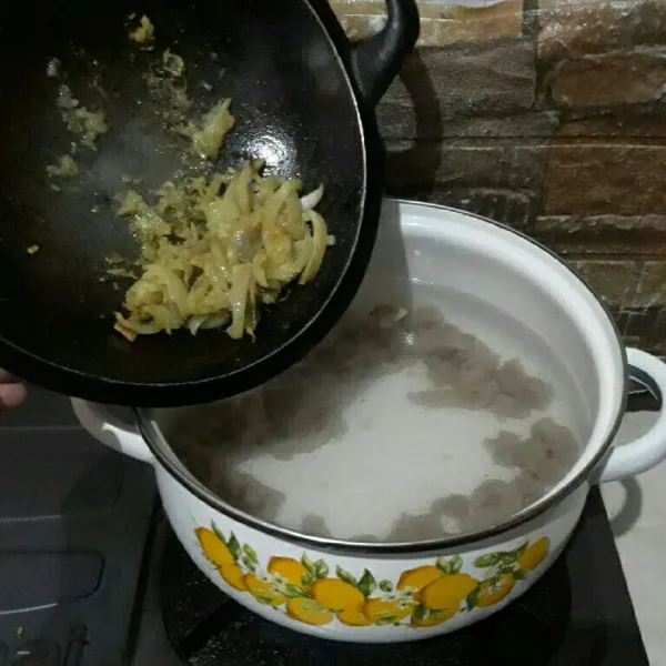 Masukkan tumisan bumbu halus dan bawang bombay tadi ke dalam rebusan daging, aduk rata. Biarkan mendidih.